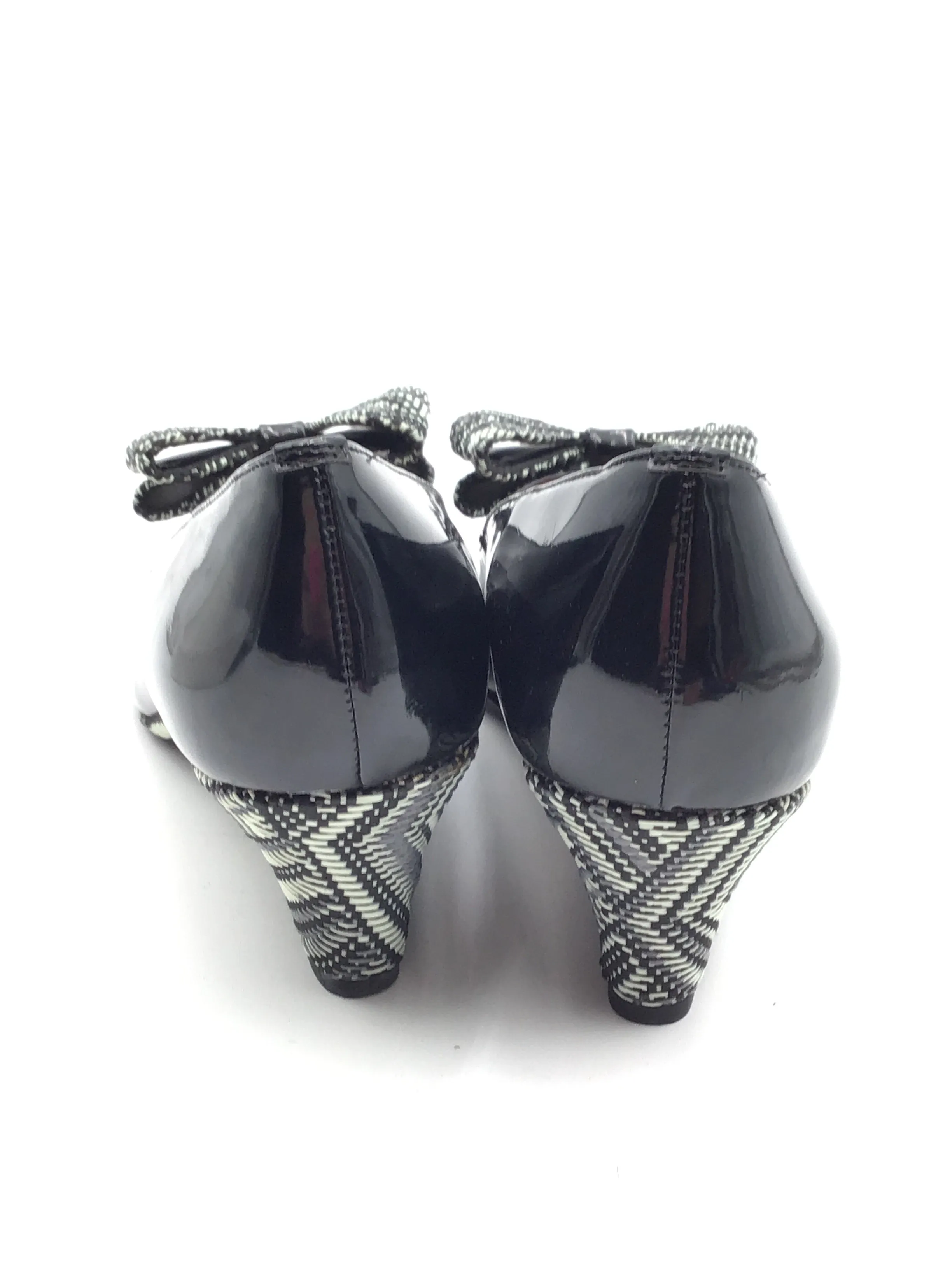 Shoes Heels Wedge By Clothes Mentor In Black & White, Size: 8.5